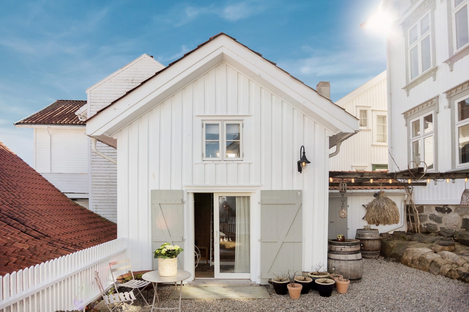 Annekset har eget soverom/hems, kjøkken og bad, og egner seg godt som gjesteavdeling eller for barna! Galleribilde