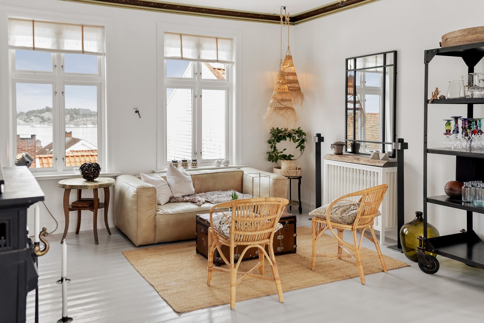 Her er det plass til både spisegruppe, sofagruppe og eventuelle soner for ulike aktiviteter. Galleribilde