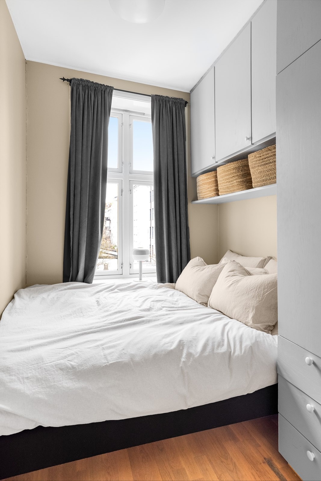 Soverom av god størrelse med plass til stor dobbeltseng, garderobeskap og overskap Galleribilde