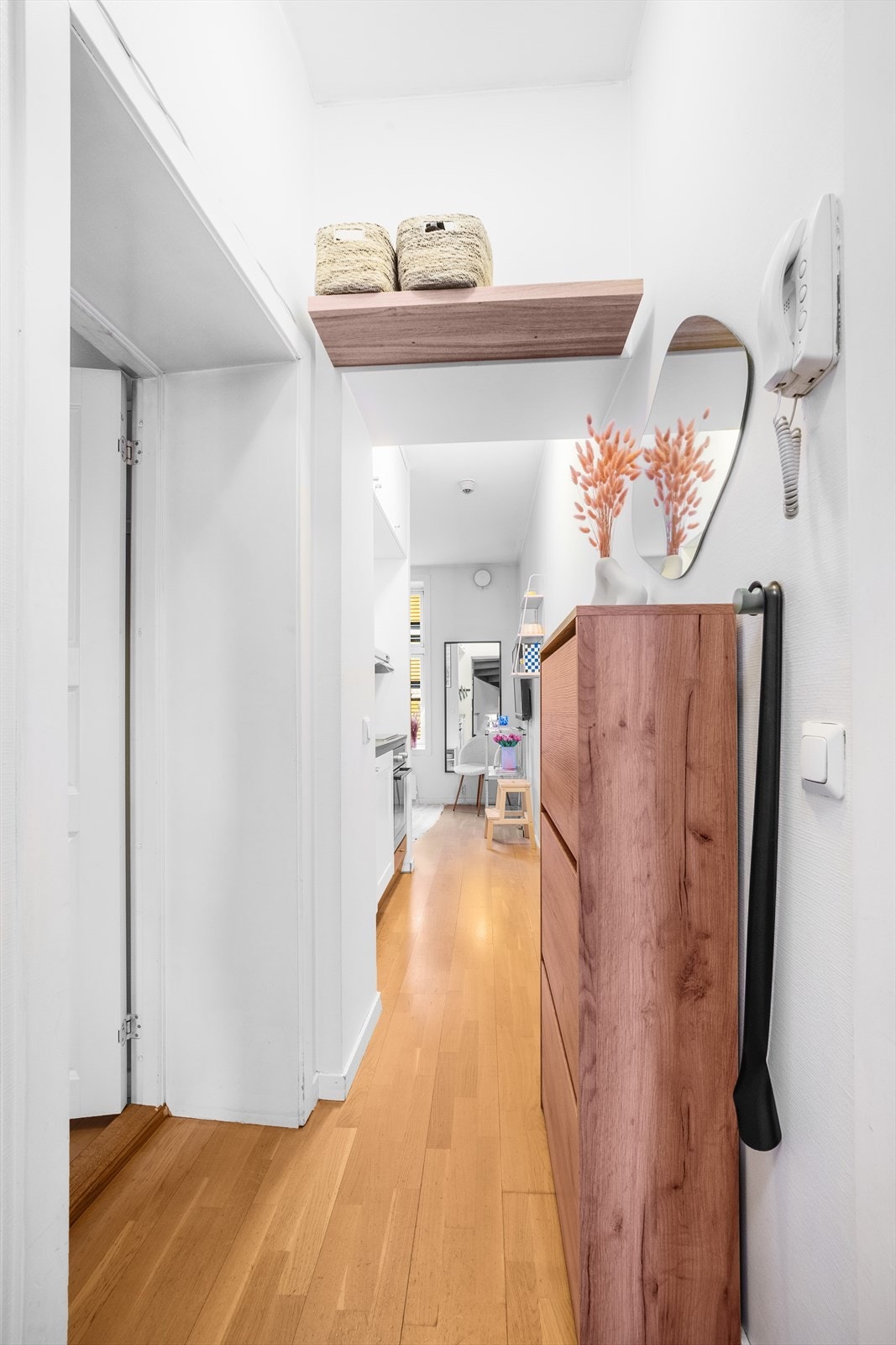 Boligen har gode hylle- og skapløsninger som utnytter plassen effektivt Galleribilde