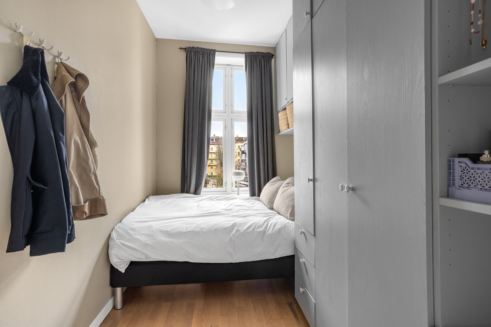 Vinduet på soverommet vender mot stille bakgård Galleribilde