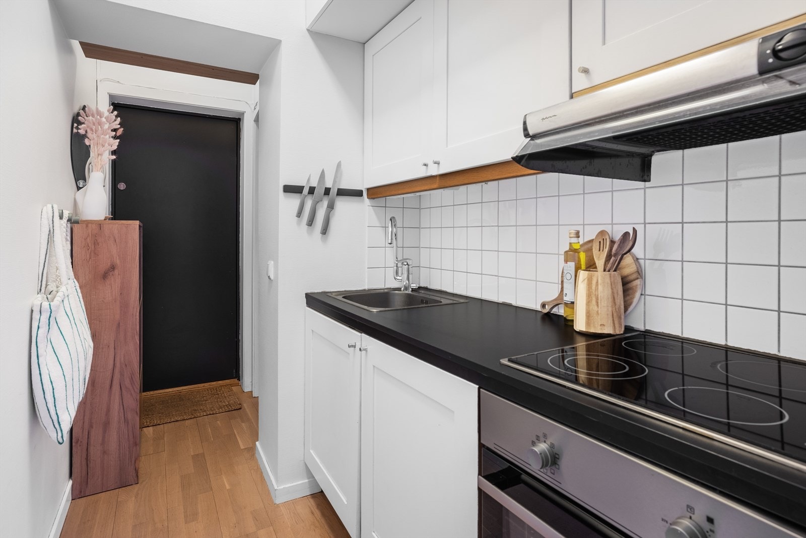 Funksjonelt kjøkken med det man trenger i hverdagen Galleribilde