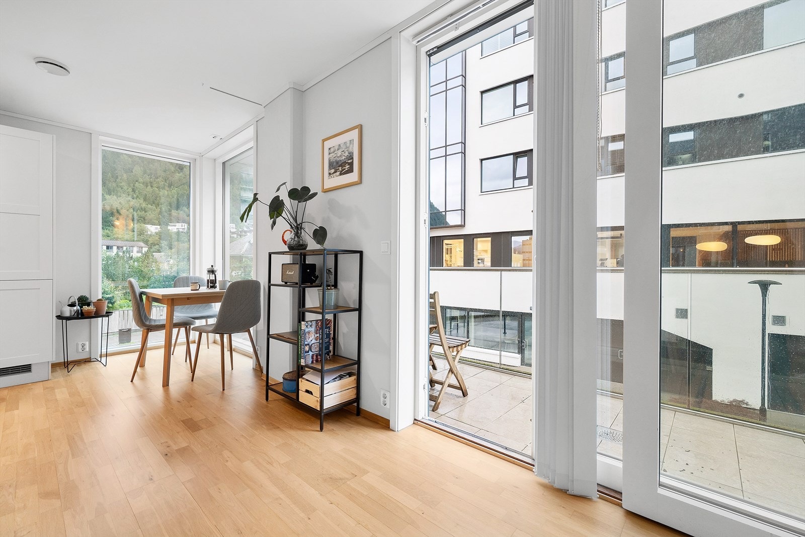 Fra stue/kjøkken er det utgang til en sørvestvendt, flislagt balkong på ca 6 kvm Galleribilde