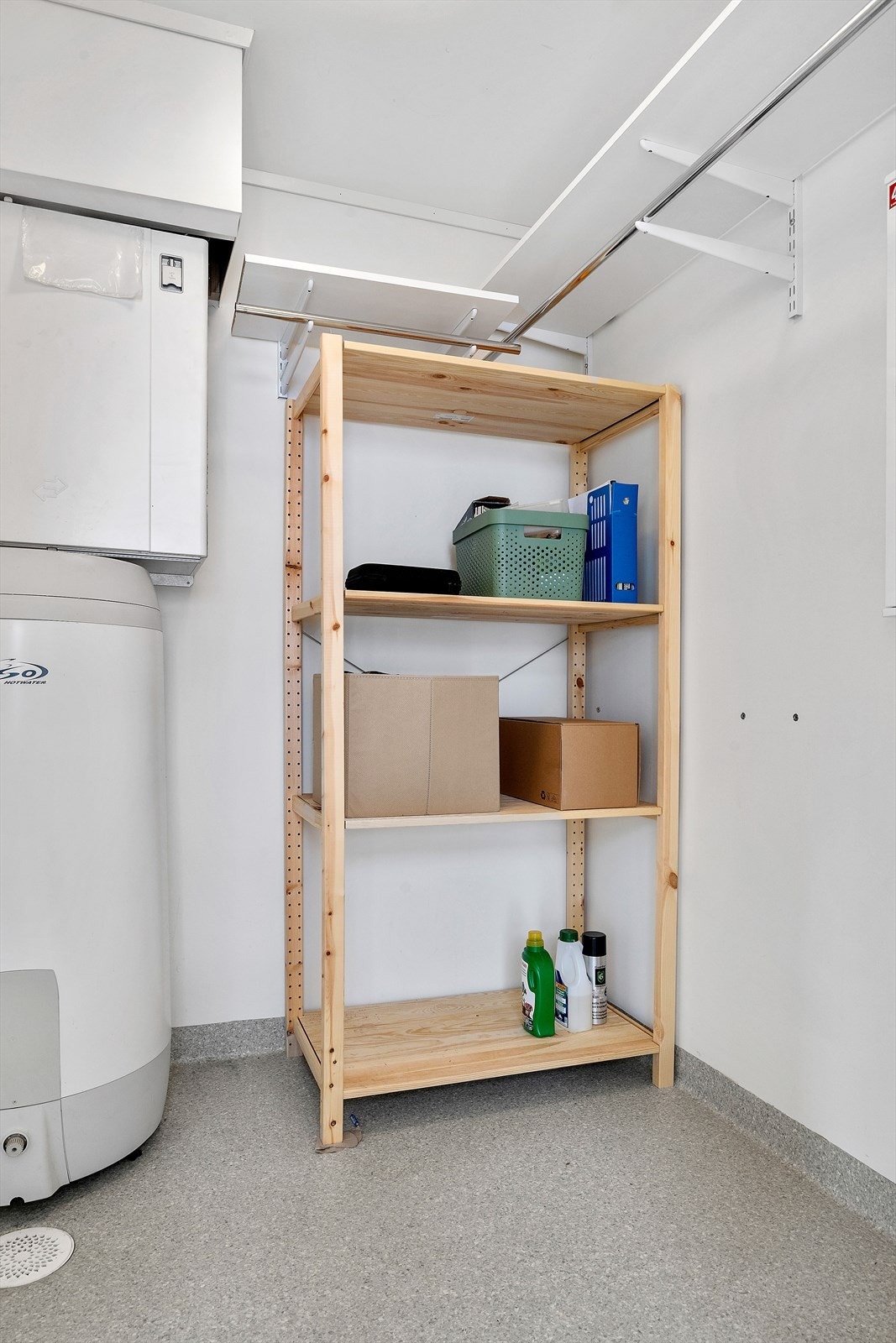 Den innvendige boden er innredet med varmtvannsbereder, ventilasjonsanlegg, sikringsskap og rørsentraler for vann og vannbåren gulvvarme. Galleribilde