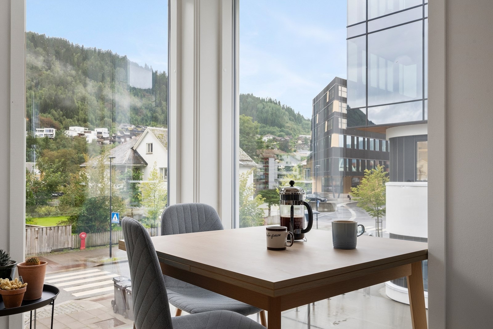 Her kan du sitte og nyte kaffe og utsikt Galleribilde