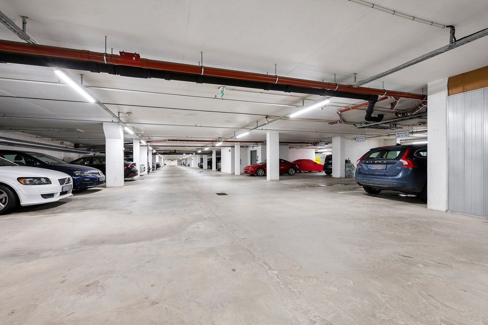 Fast plass i lukket garasjeanlegg. I tillegg følger det med en sportsbod på ca 5 kvm. Galleribilde