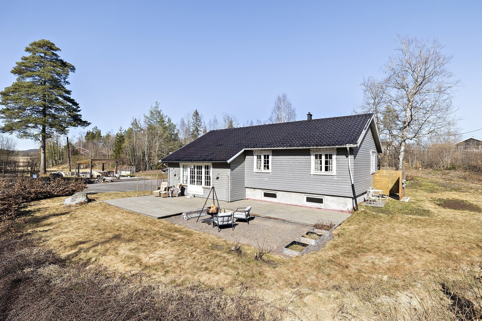 Her får du en sjelden kombinasjon av landlig idyll, praktisk beliggenhet og nærhet til både byliv og natur - perfekt for deg som ønsker det beste fra to verdener. Galleribilde