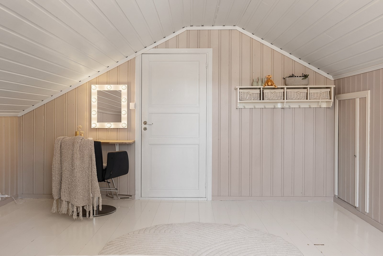 Dette rommet fremkommer ikke på tegninger hos kommunen og vil derfor ikke være lovlig innredet areal. Gode oppbevaringsmuligheter i knevegg. Galleribilde