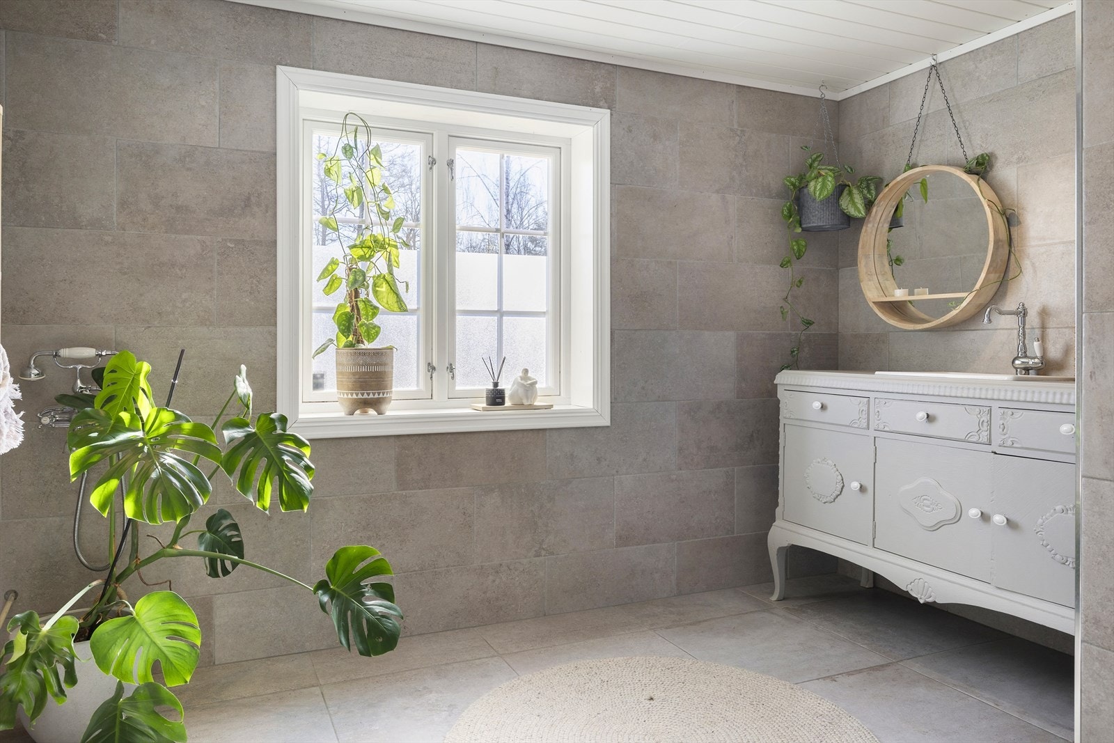 Badet fra 2013, er delikat og lekkert innredet med en fin blanding av moderne og gammel stil. Galleribilde