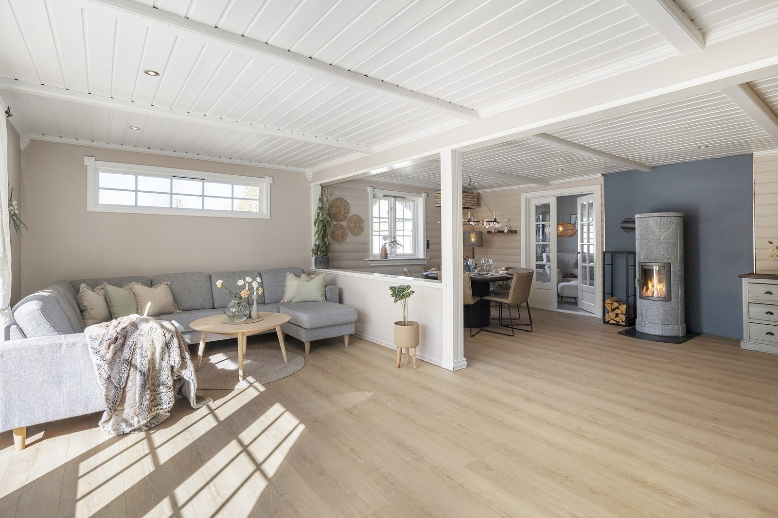 Stuen er lys og romslig og oppdelt i soner som gjør det enkelt å møblere på forskjellige måter. Galleribilde