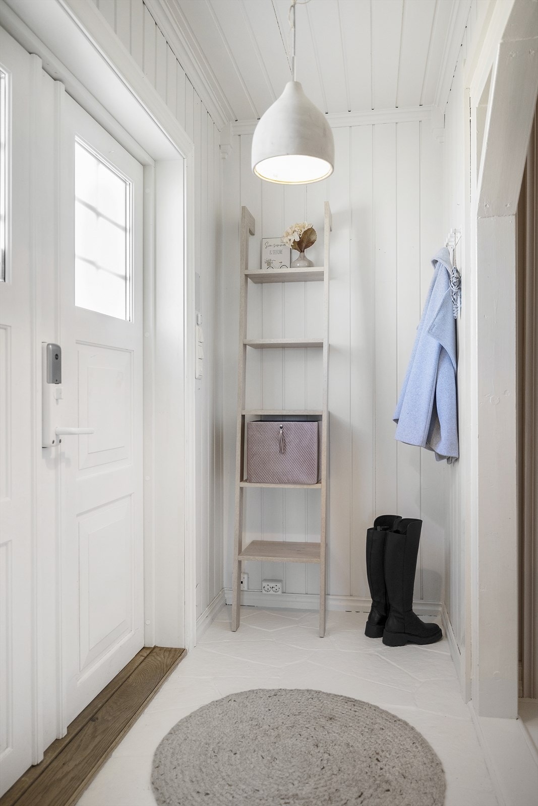 Flott dobbel inngangsdør inn til en lys entre med fliser på gulv. Galleribilde