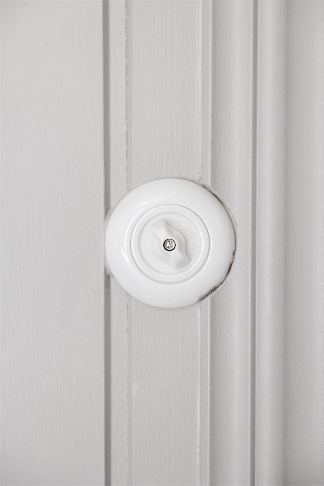 Legg merke til lekre detaljer som de fine lysbryterne i gangen og på soverom. De er i gammel stil, men nye. Galleribilde