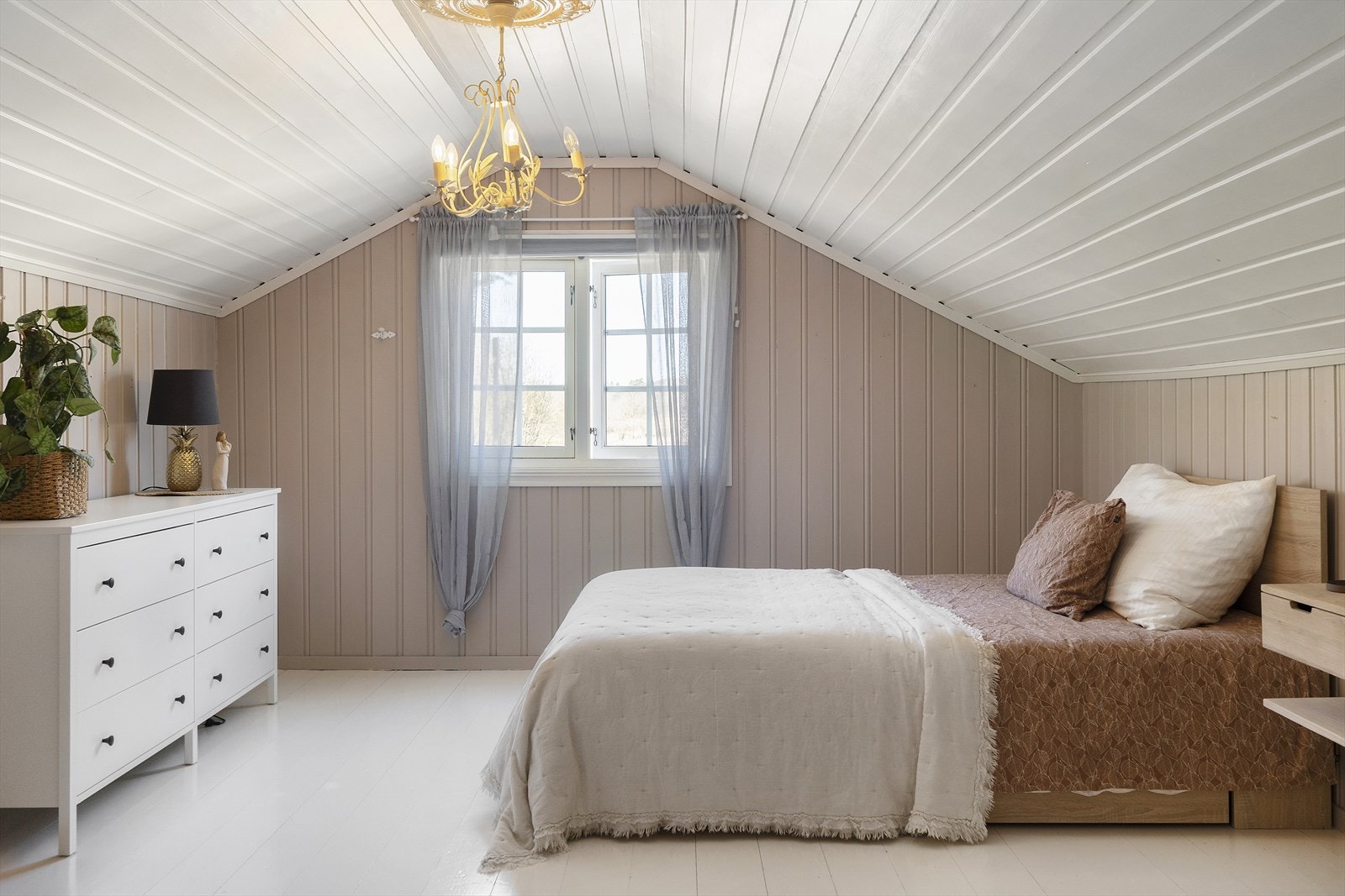 Soverommet i 2. etasje. Et fint tenåringsrom med plass til både seng, pult og en liten sofagruppe med tv-krok. Galleribilde