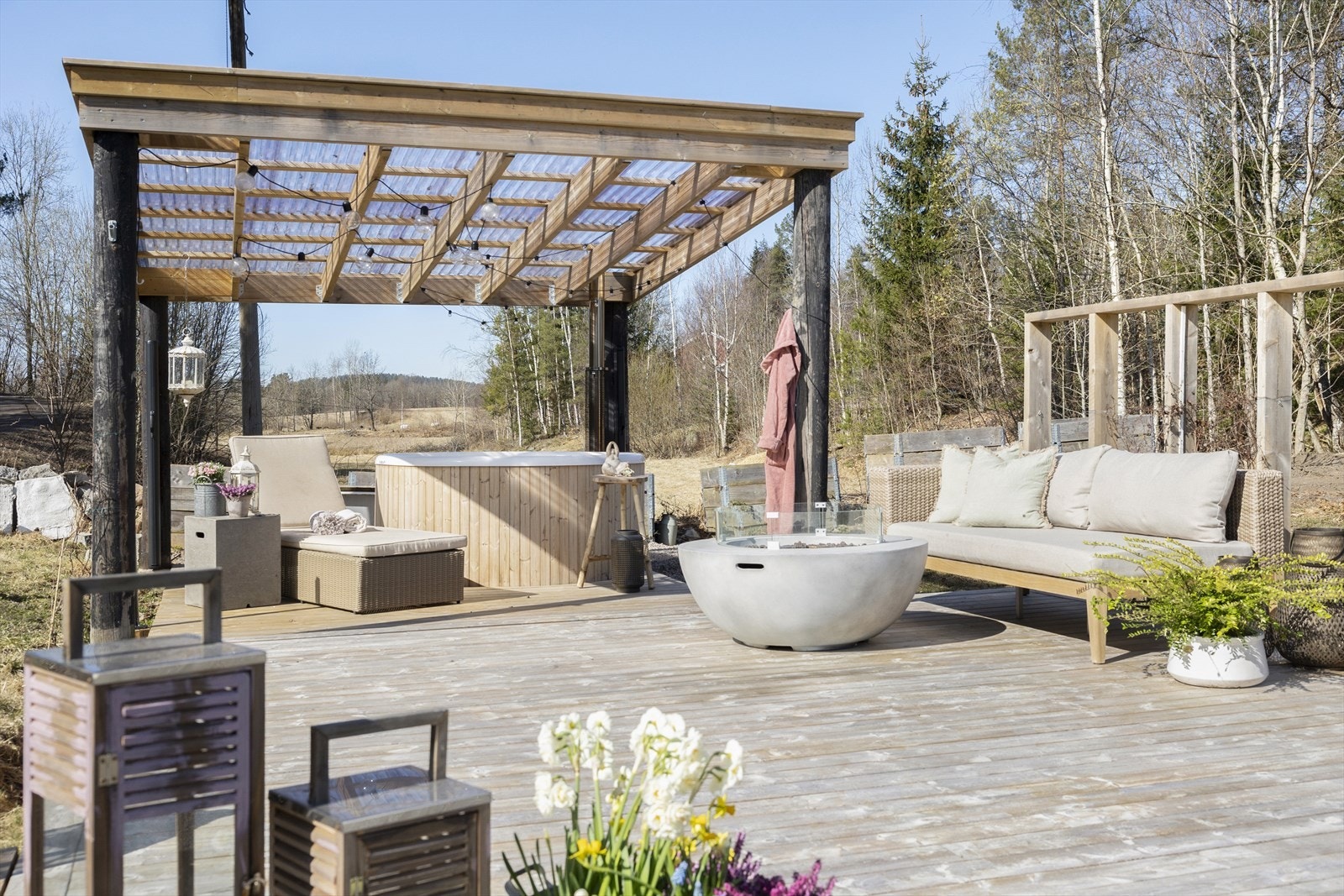 Her bor du i landlige omgivelser med skogkledde åser, jorder og lite trafikkerte veier - ideelt for deg som ønsker ro og nærhet til naturen, samtidig som det er kort vei til alt du trenger i hverdagen. Galleribilde