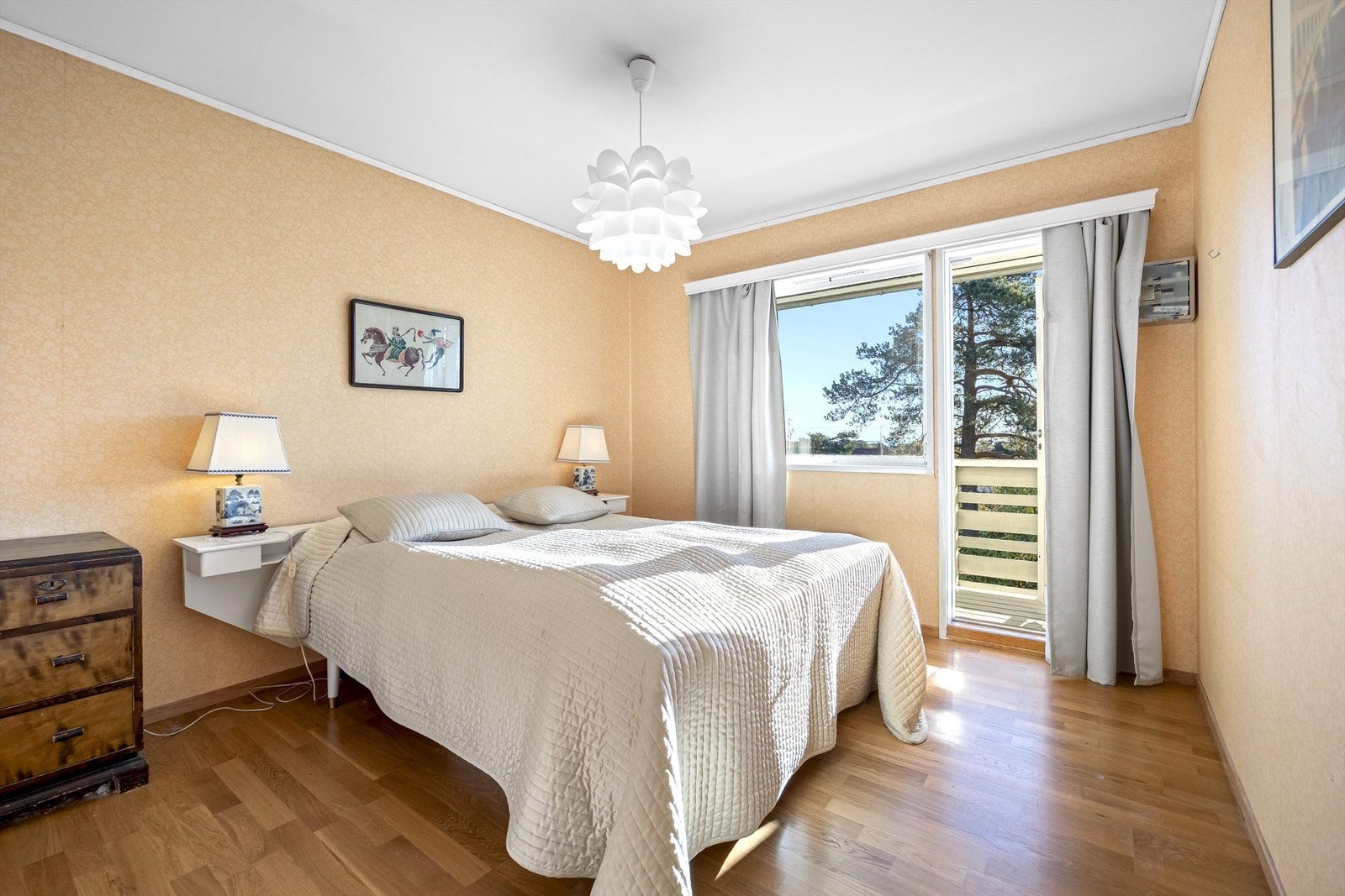 Hovedsoverom med utgang til veranda. Galleribilde