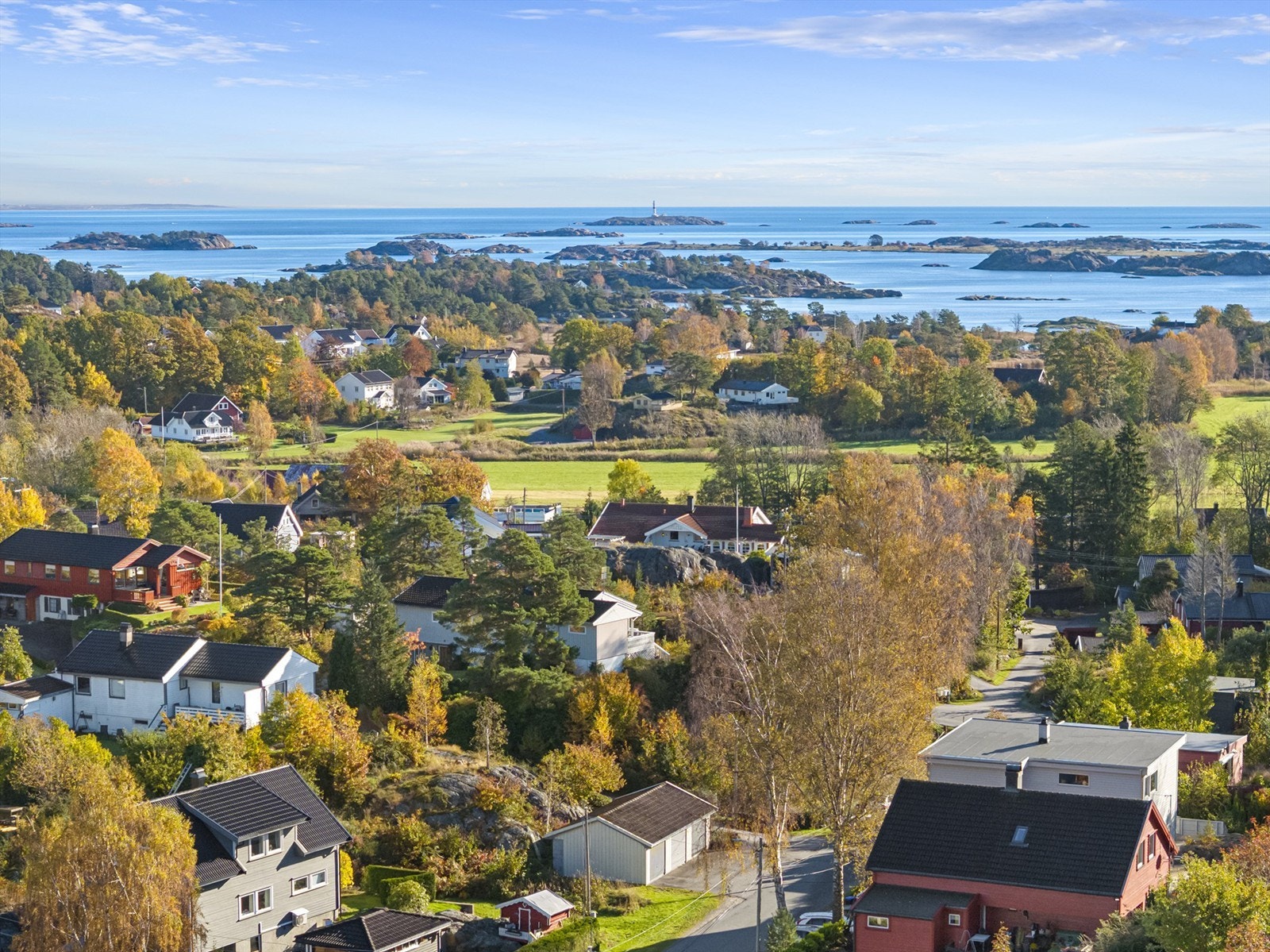 Sentral beliggenhet på Vestre Nedenes. Kort avstand til sjøen og den nydelige skjærgården. Galleribilde