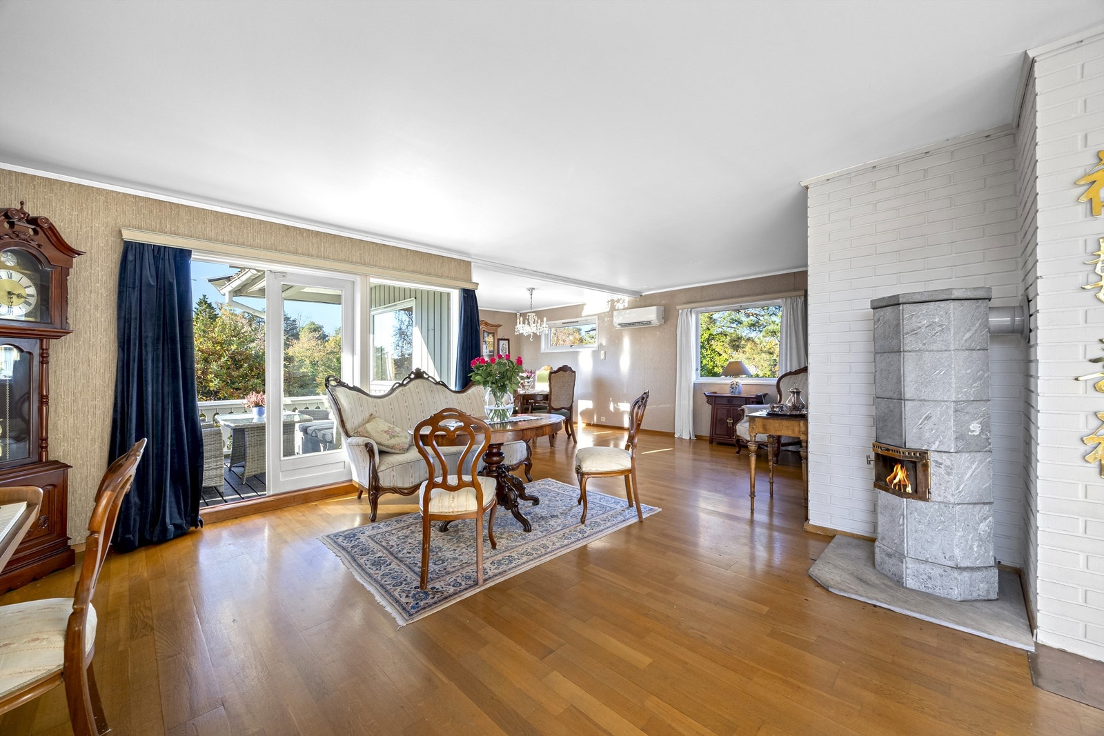 Stor og lys stue/spisestue i boligens hovedetasje. Galleribilde