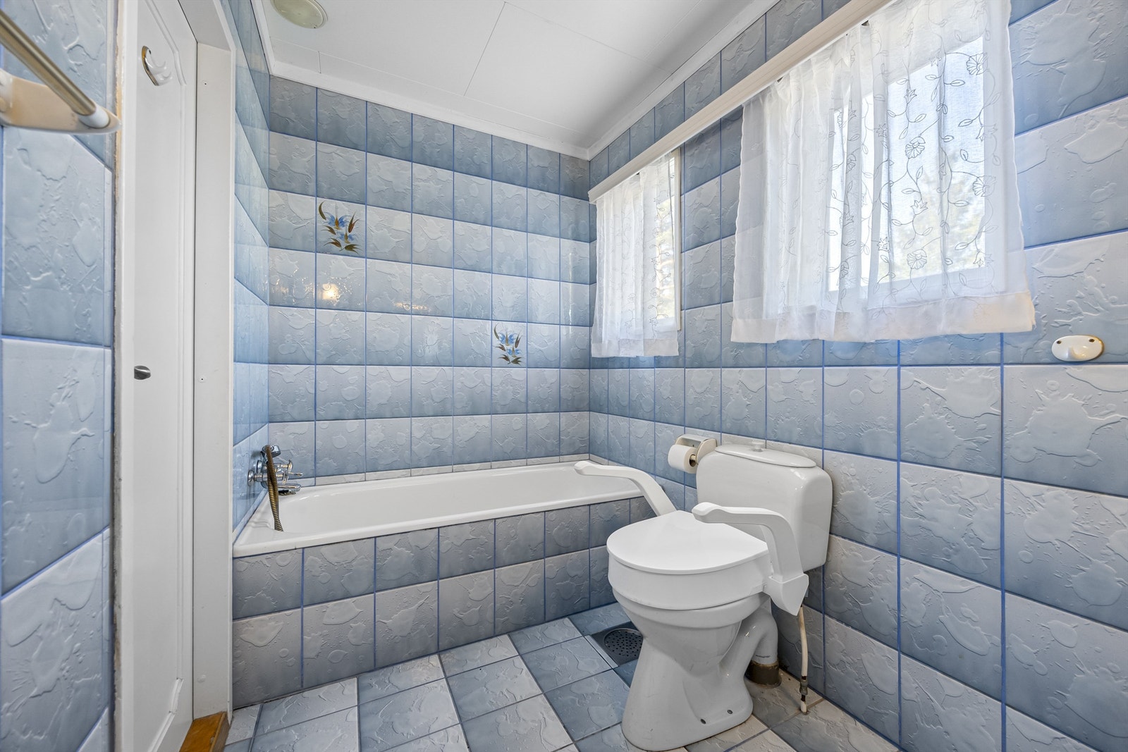 Badet i hovedetasjen er utstyrt med badekar, toalett og servantinnredning. Galleribilde