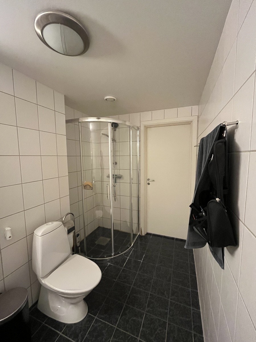 Shared bathroom - image 1 Galleribilde