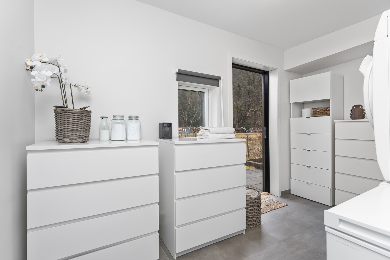 Fra vaskerommet er det utgang til baksiden av boligen Galleribilde