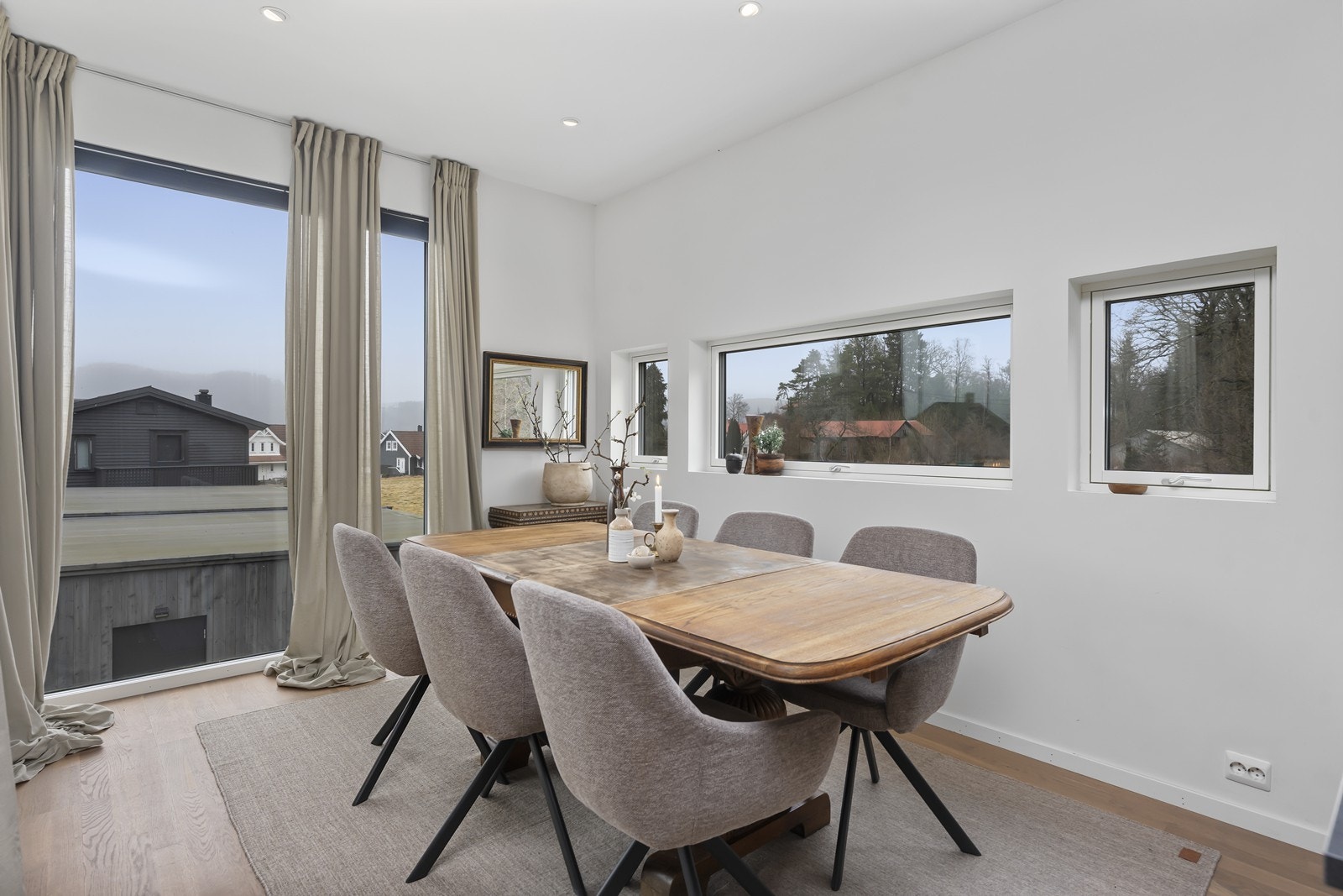 God plass til langt spisebord i forbindelse med kjøkkenet Galleribilde