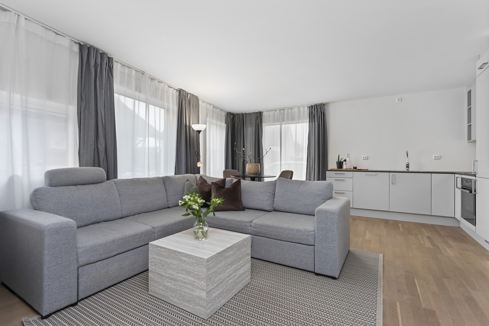 Stue med åpen kjøkkenløsning Galleribilde