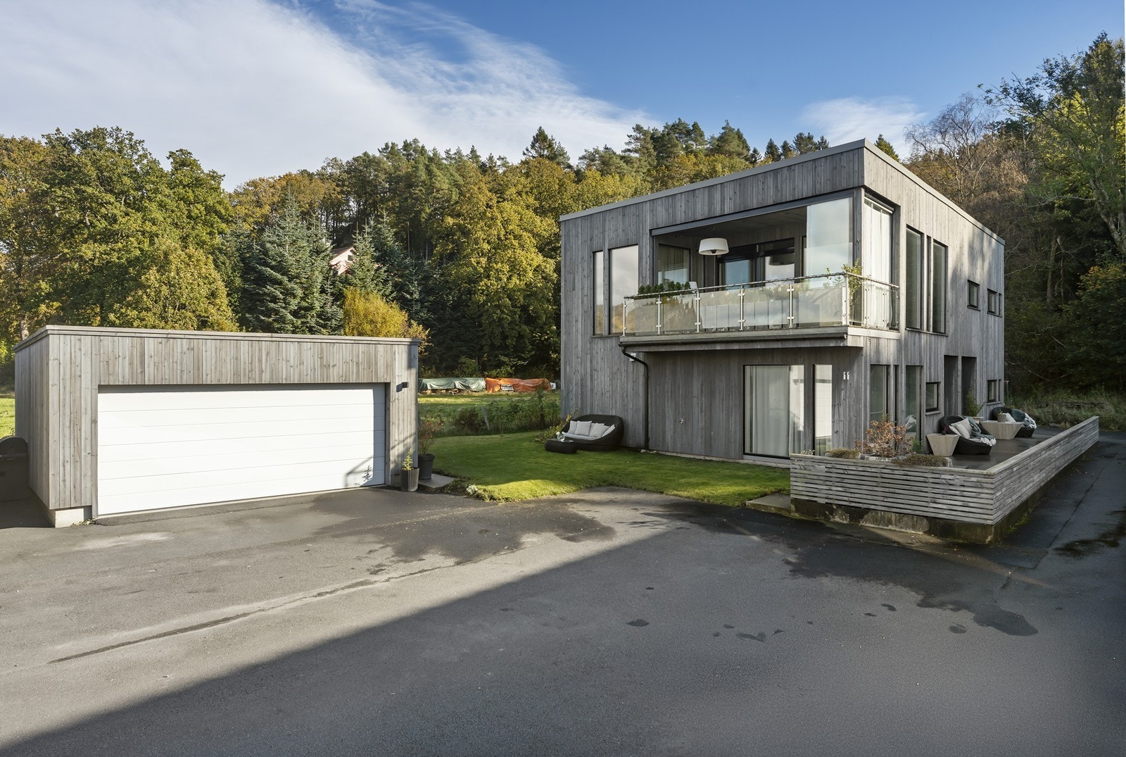 En svært flott nyere funkisbolig med utleiedel og garasje Galleribilde