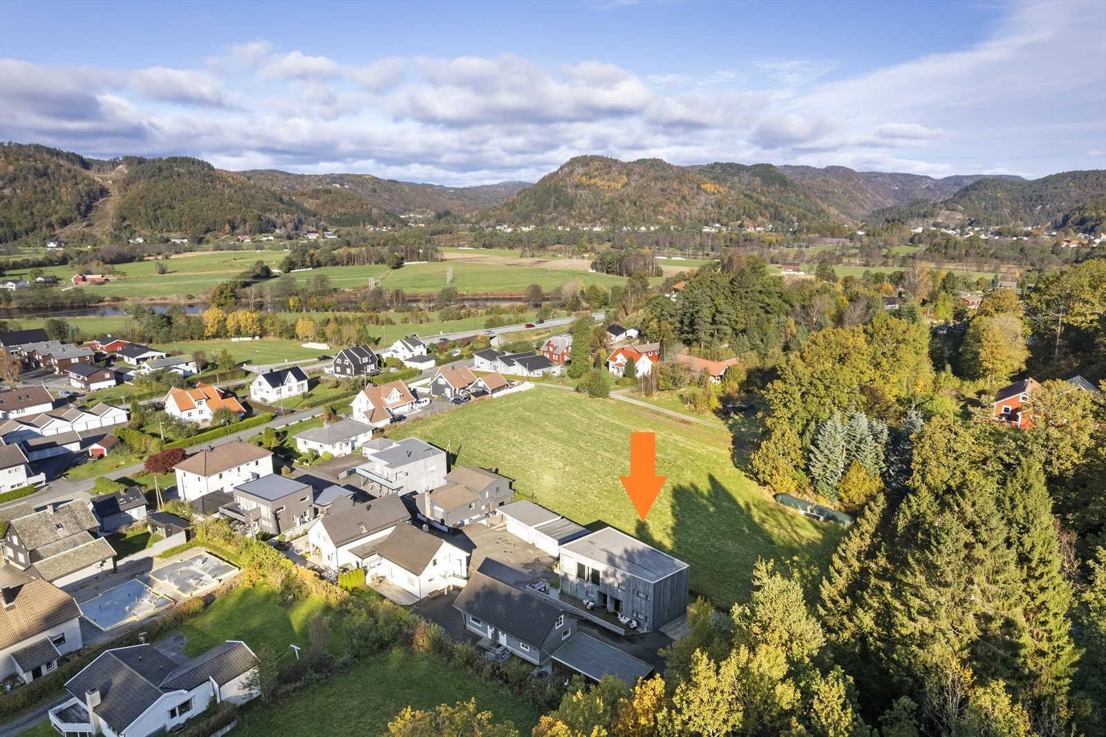 Eiendommen har en sentral, men samtidig fredelig beliggenhet innerst i en blindvei Galleribilde