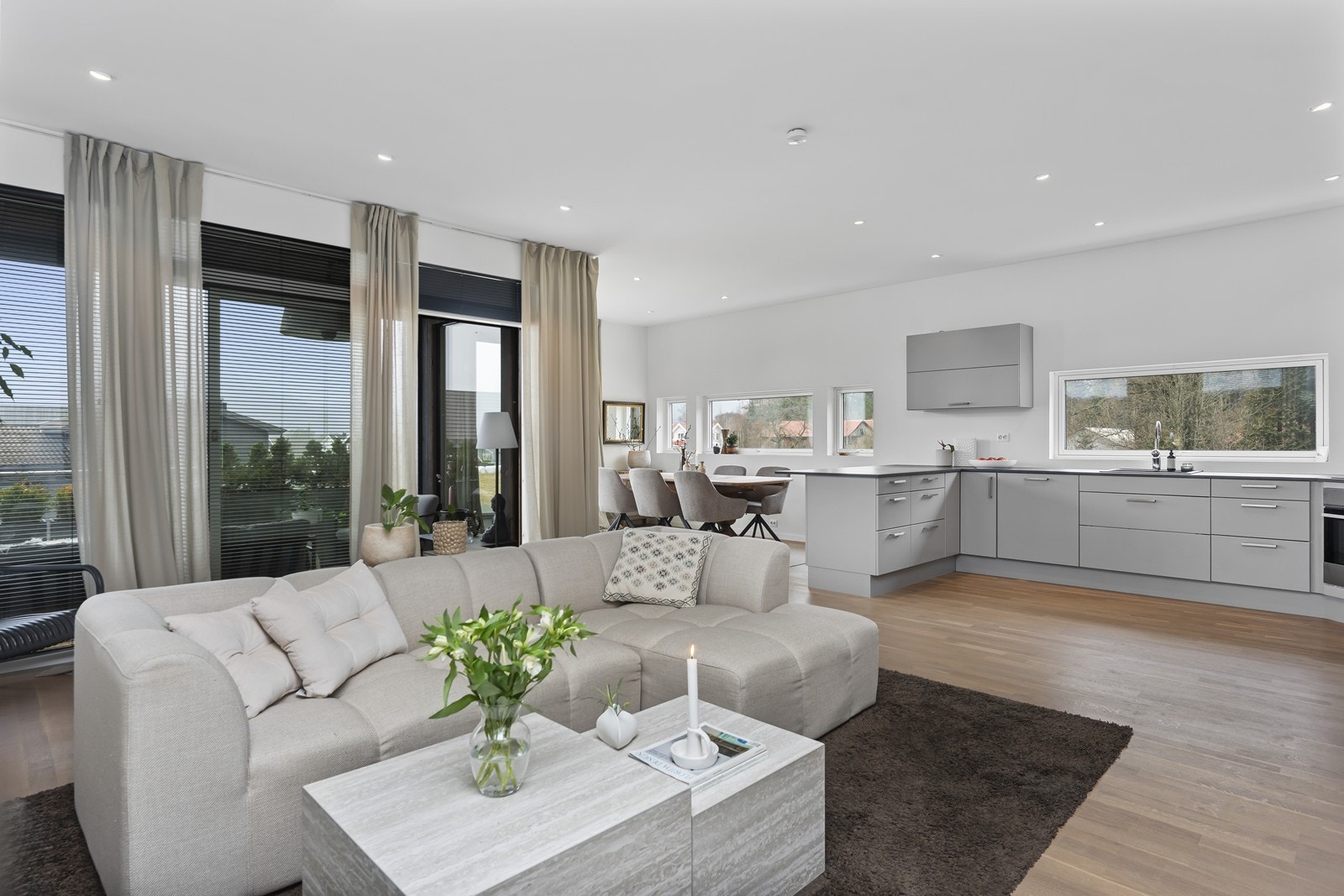 Pen stue og kjøkkendel med god takhøyde og godt med spotter i tak Galleribilde