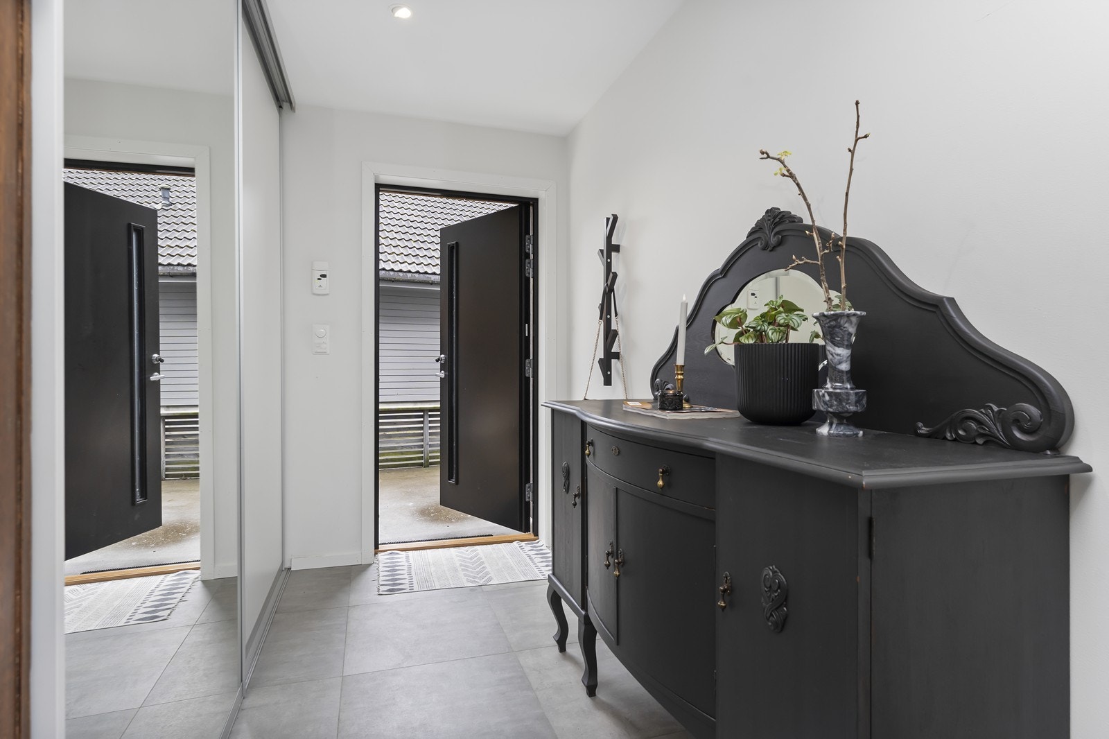 Velkommen inn i hoveddelen - Fliser med varmekabler og stor garderobe med skyvedør i speil Galleribilde