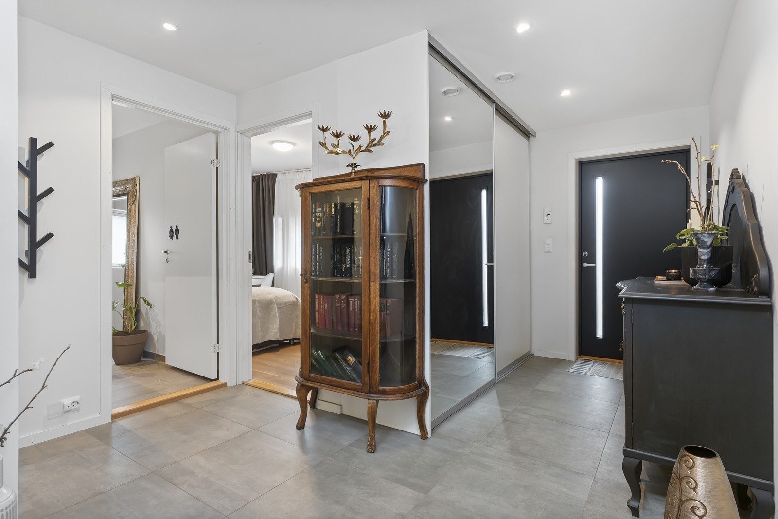 Romslig entre - I 1.etg i hoveddelen er det gang, bad, vaskerom og 1 soverom Galleribilde