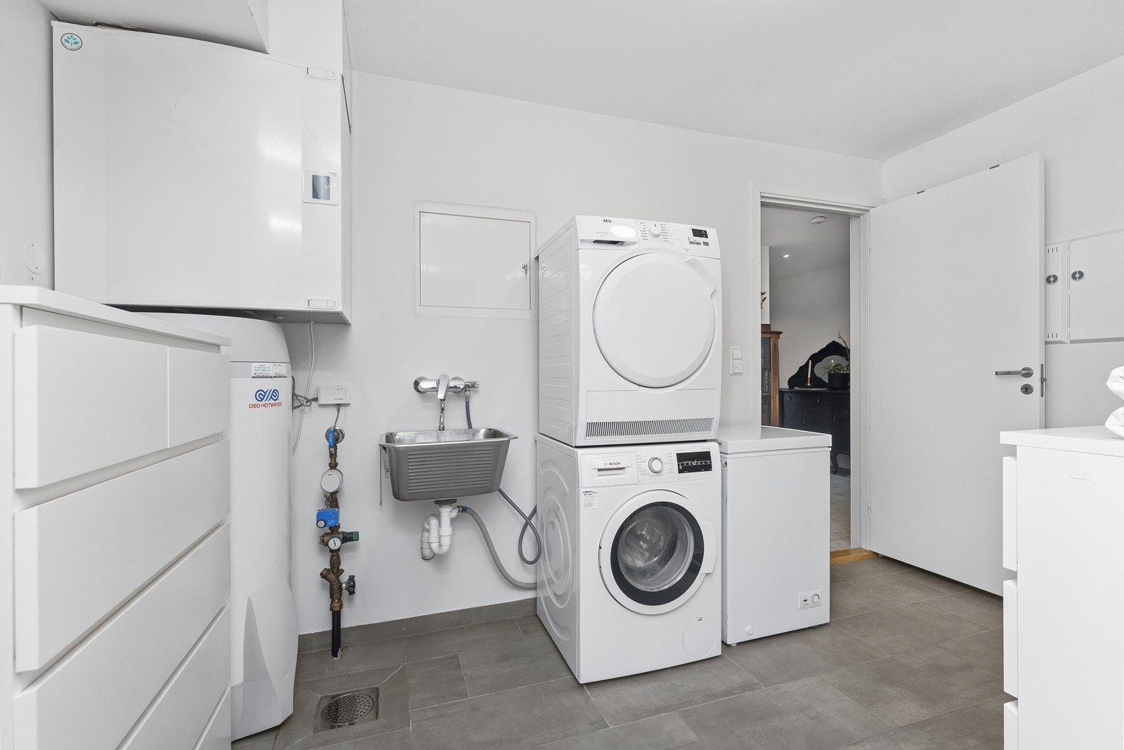 Romslig vaskerom/ teknisk rom Galleribilde