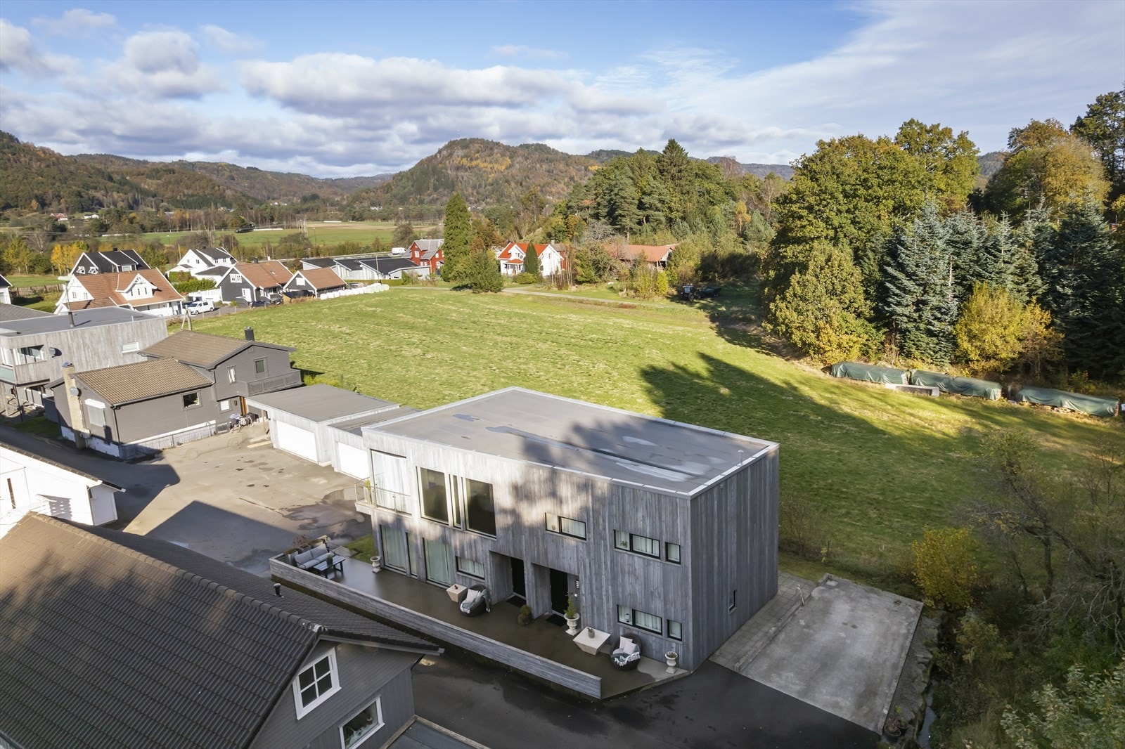 Støpt plate til garasje ved siden av boligen Galleribilde