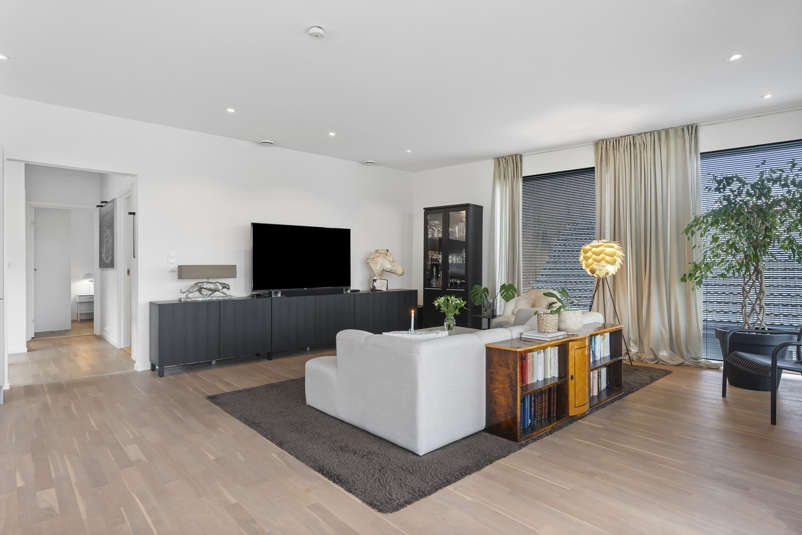 Boligen er i sin helhet innredet med god smak og sikker stil! Galleribilde