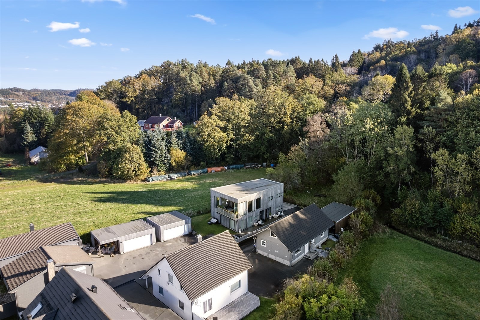Rett bak boligen går det sti til Kongeveien - som er ett svært flott turområde! Galleribilde