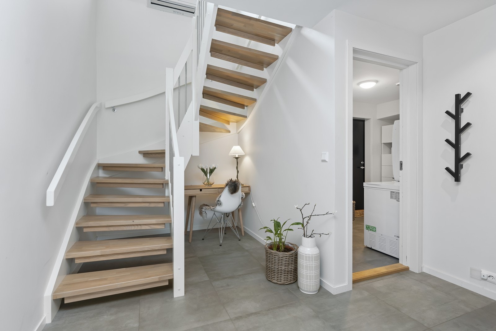 Koselig arbeidskrok under trappa Galleribilde