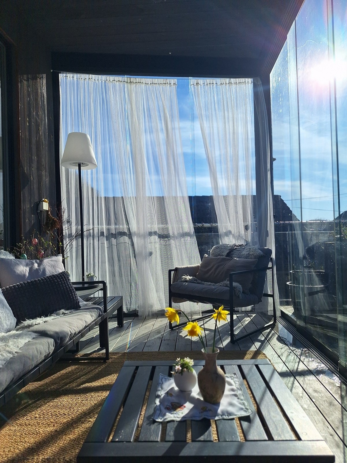 Innglassert terrasse/hagestue med utgang fra stua Galleribilde