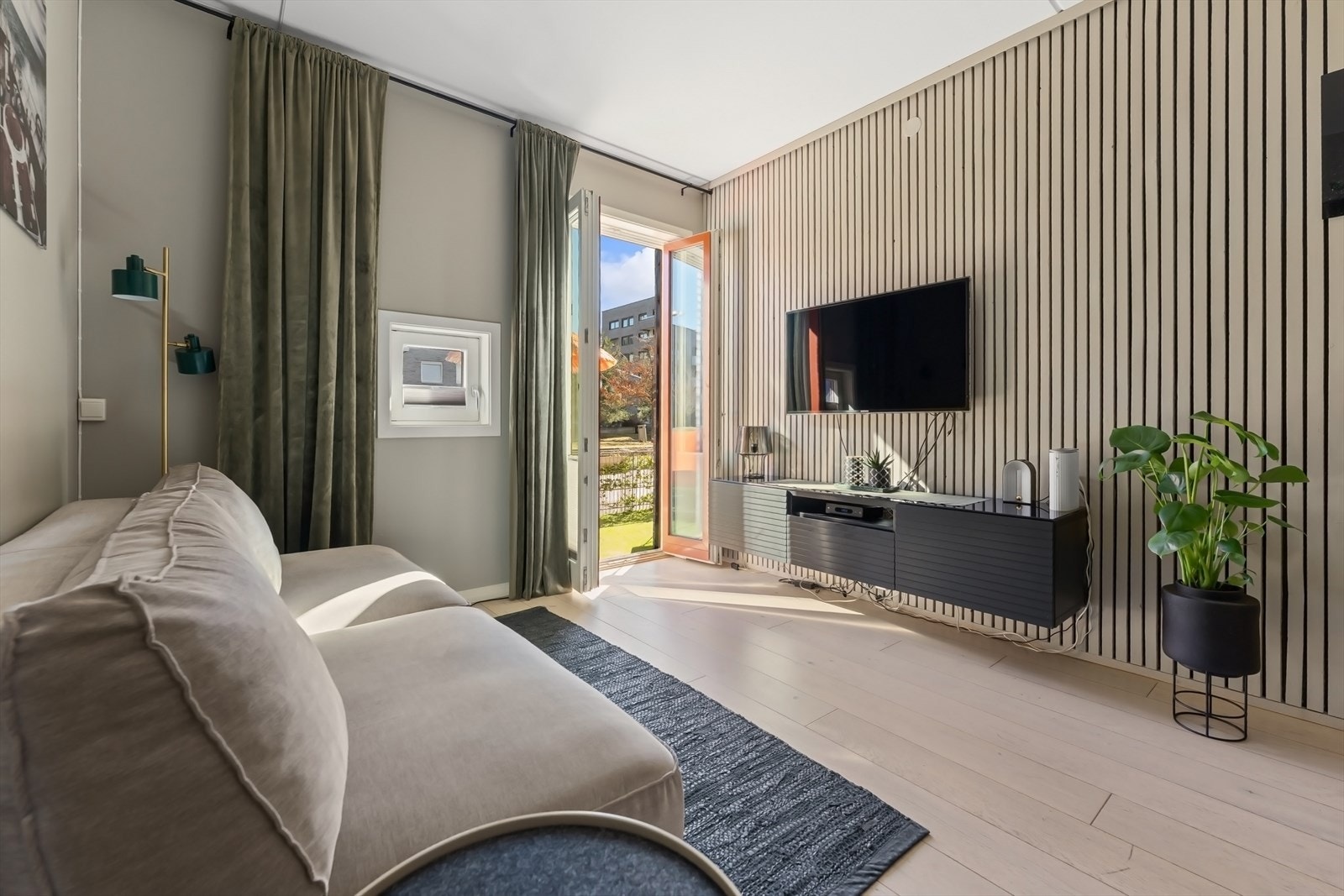 Rommet har en stilig spilevegg og øvrige vegger er malt i en behagelig farge. Galleribilde