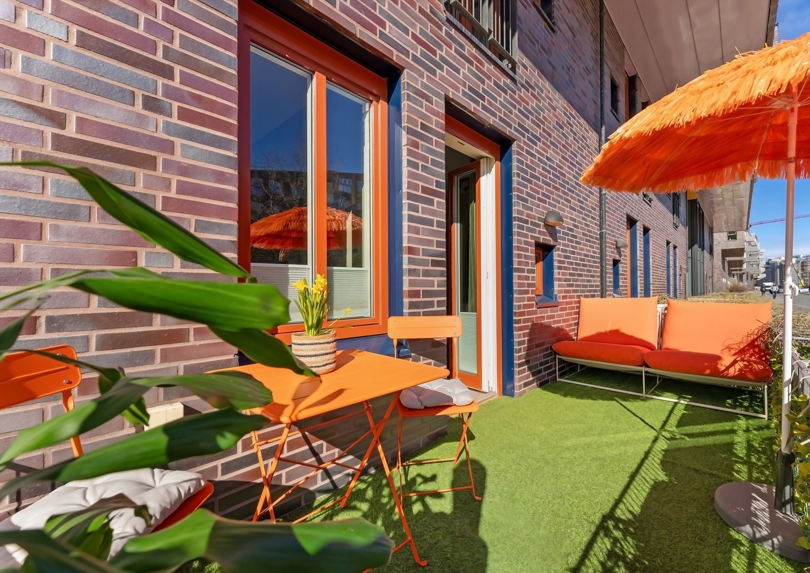 Fra soverom 2 er det utgang til en sydøstvendt terrasse på ca. 8 kvm. Galleribilde