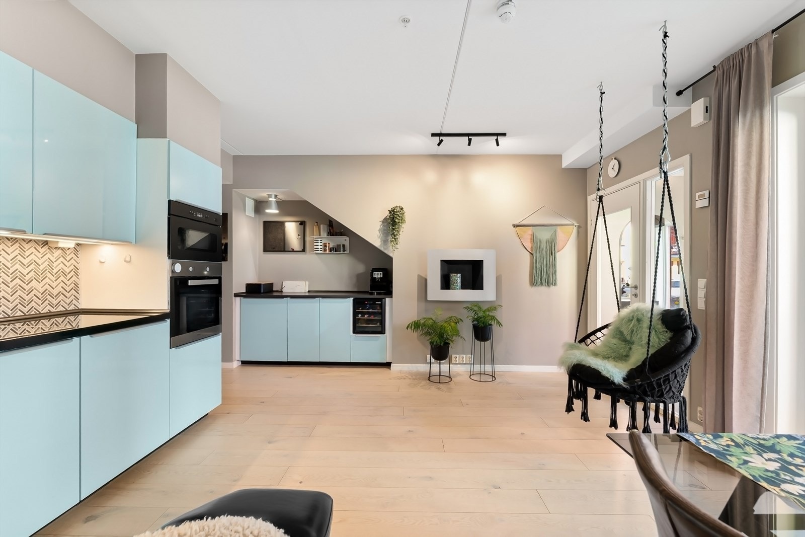 Ved kjøkkenet er det plass til spisebord. Galleribilde