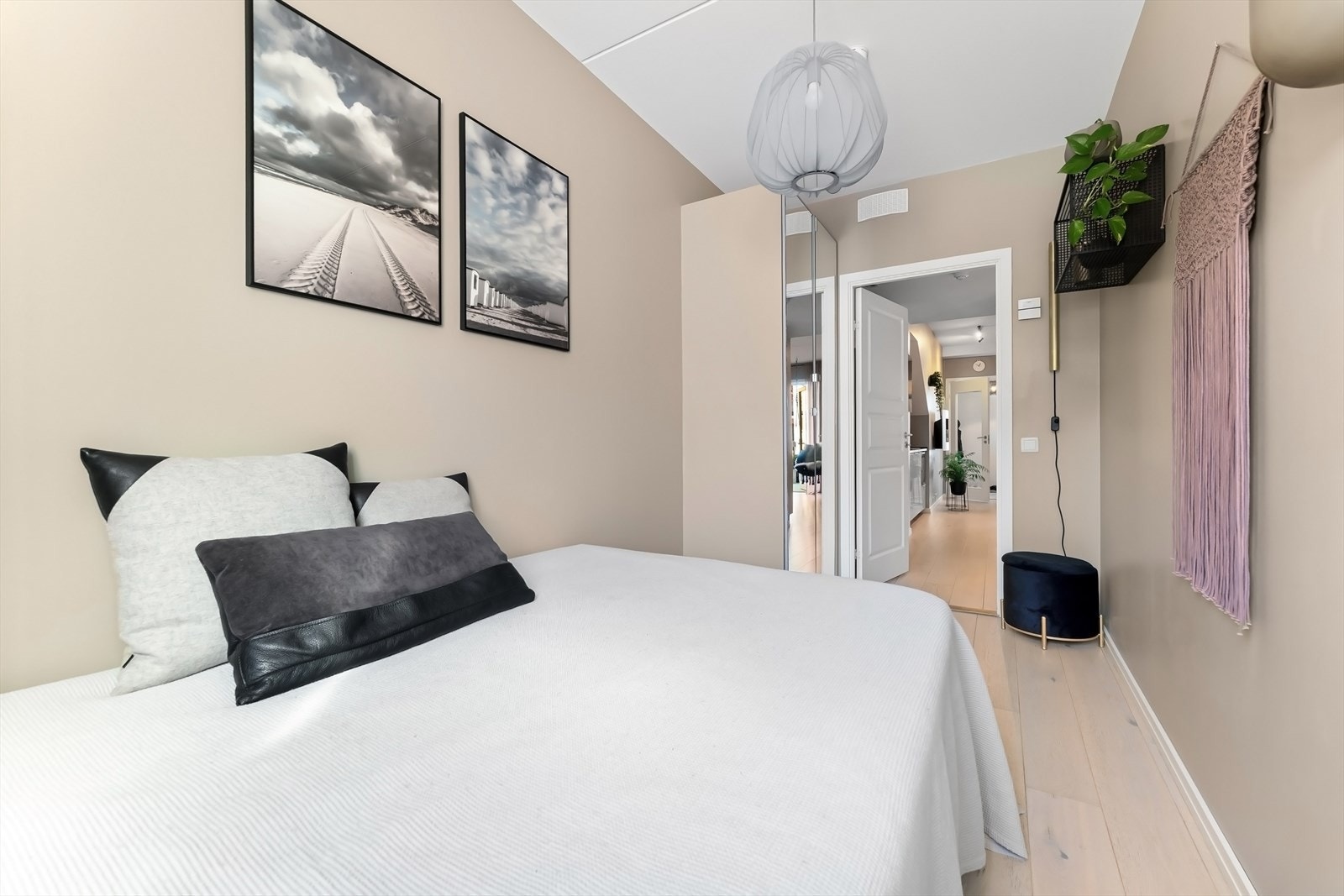 Hovedsoverommet er av god størrelse og har god plass til dobbeltseng, nattbord og garderobeskap. Galleribilde