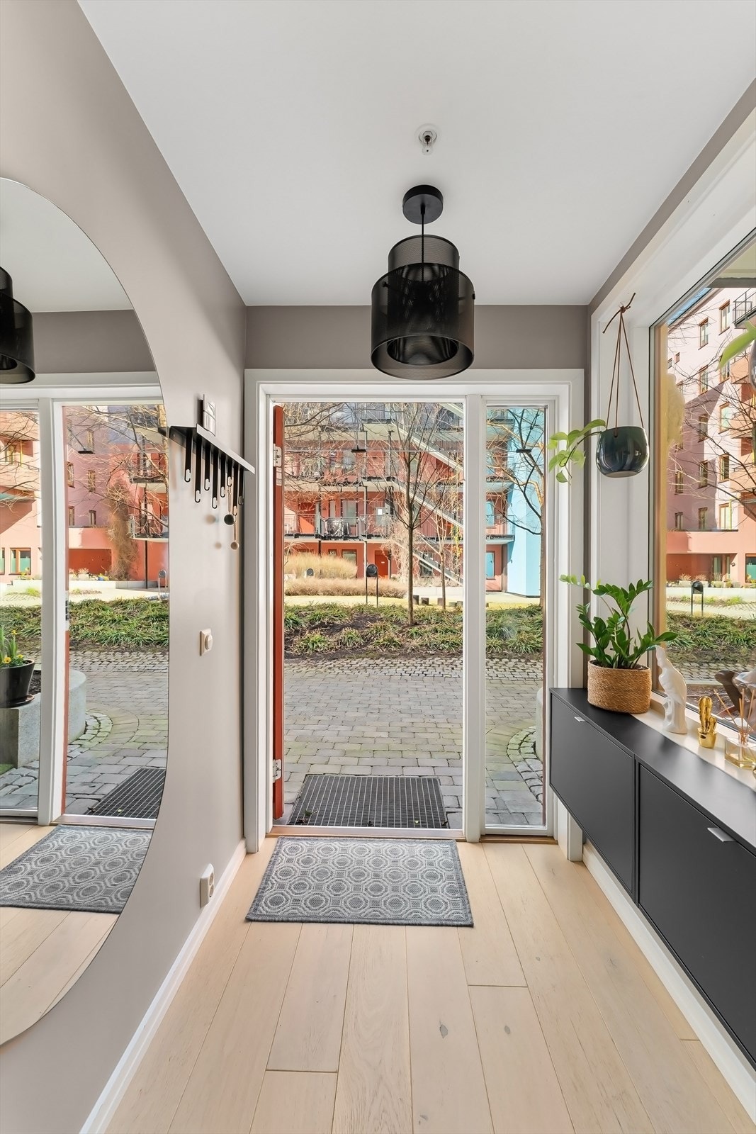 Leiligheten ligger i byggets første etasje og har enkel adkomst fra pent opparbeidet gårdsrom. Galleribilde