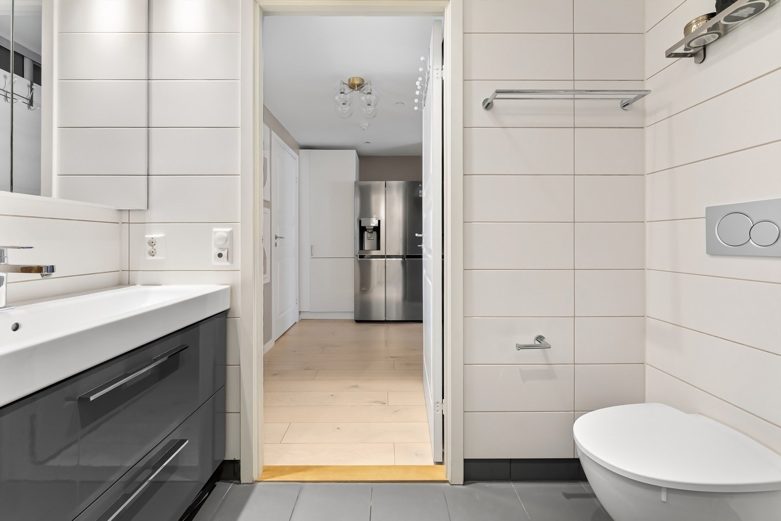 Rommet har mekanisk avtrekk og opplegg for vaskemaskin. Galleribilde