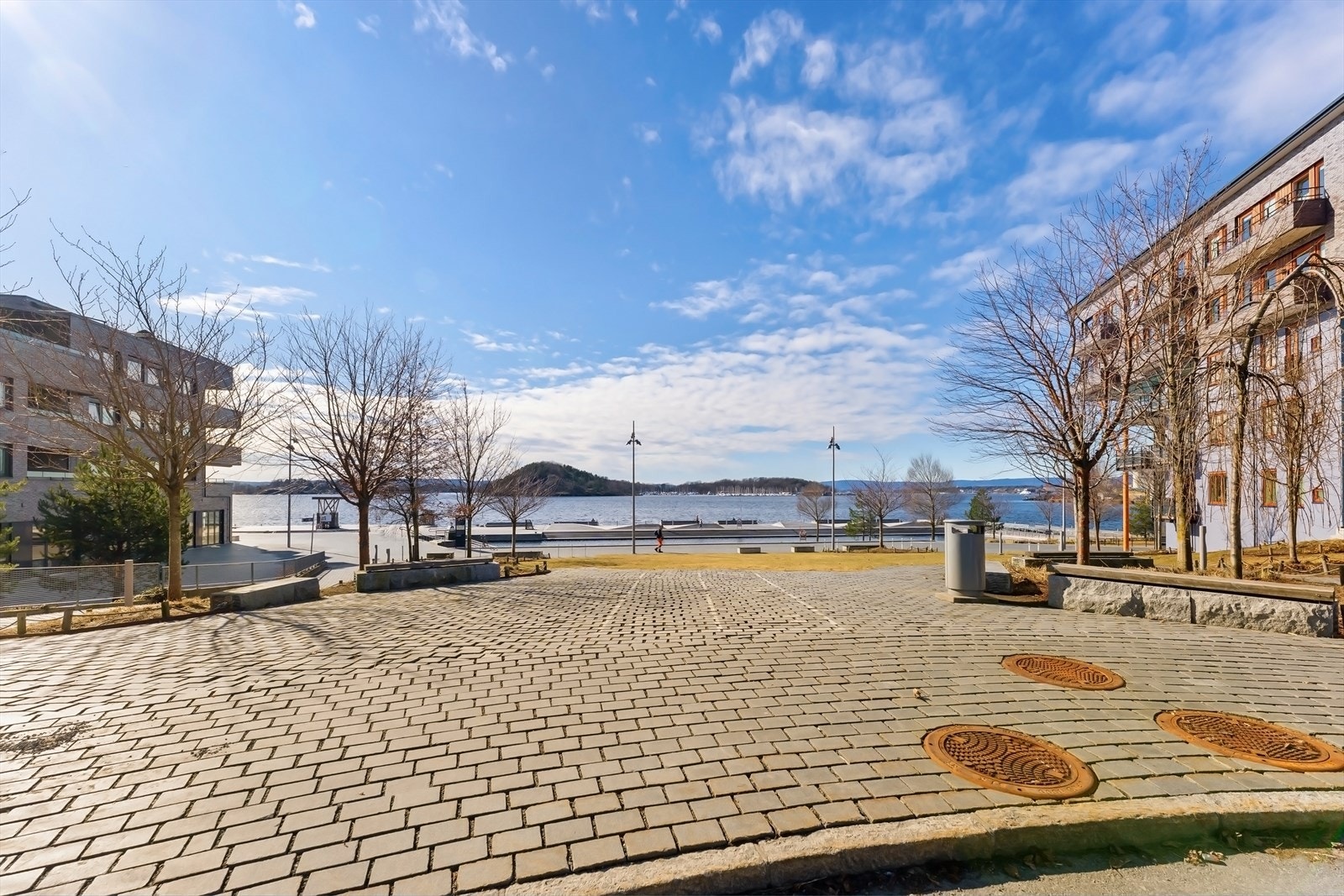 Her bor du sentralt i et området som stadig er i utvikling, samtidig som du bor i et rolig og attraktivt område ved sjøen. Galleribilde