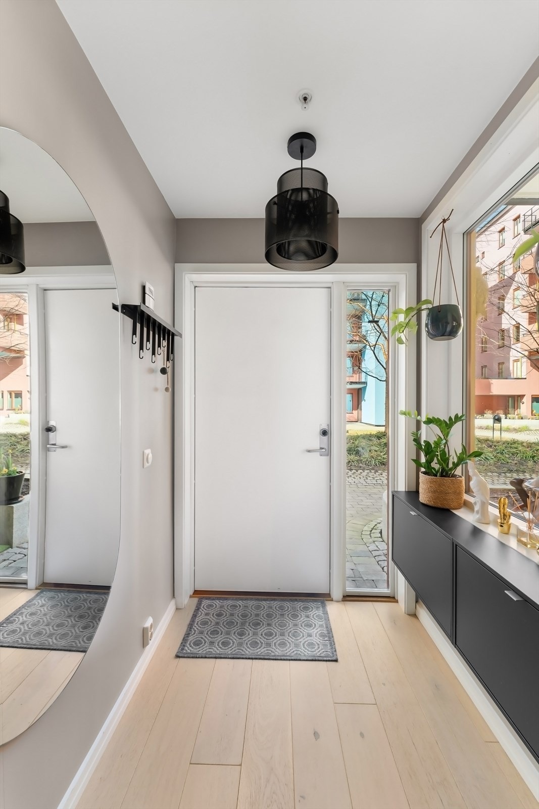 Praktisk entré med plass til knagger og skohylle for oppbevaring av yttertøy. Galleribilde