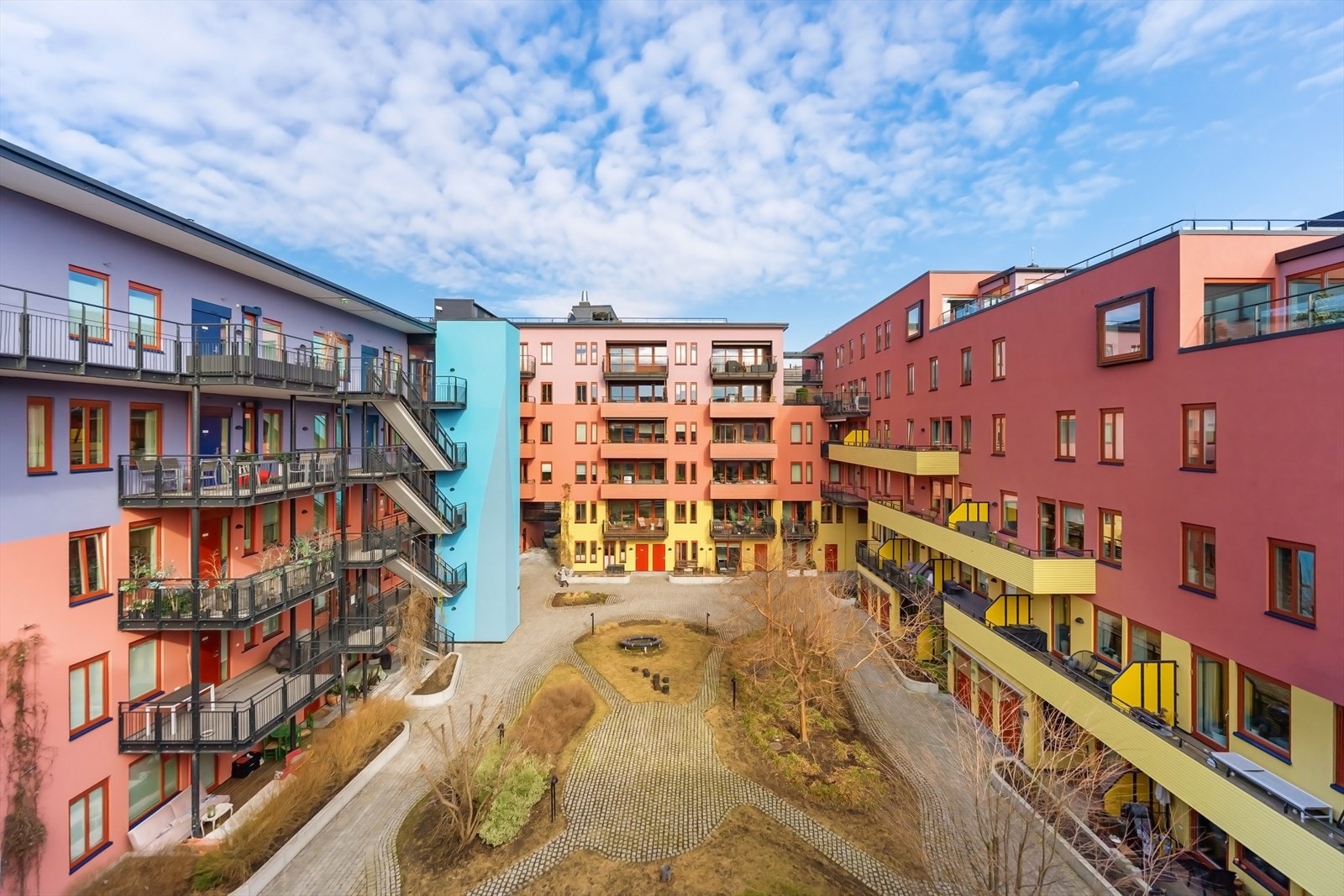 Utsyn fra takterrassen mot indre gårdrom. Galleribilde