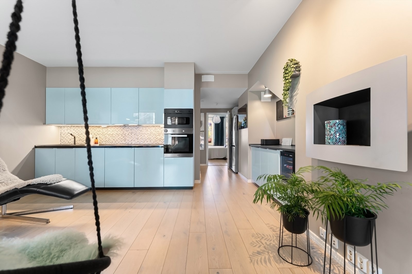 Det er integrert mikrobølgeovn, oppvaskmaskin, vinskap, stekeovn og platetopp med mekanisk avtrekksvifte over stekesonen samt frittstående kjøl/fryseskap. Galleribilde