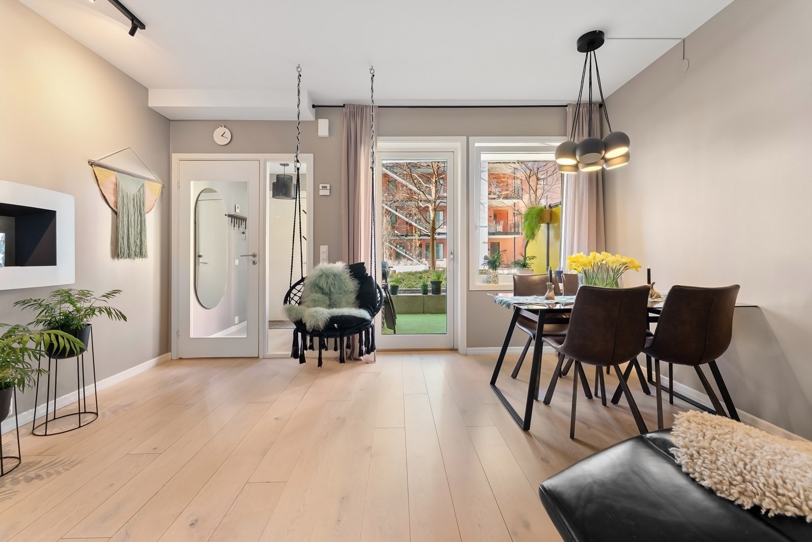 Leiligheten ligger i 1. etasje og inneholder entré, kjøkken, stue, to soverom og bad. Galleribilde