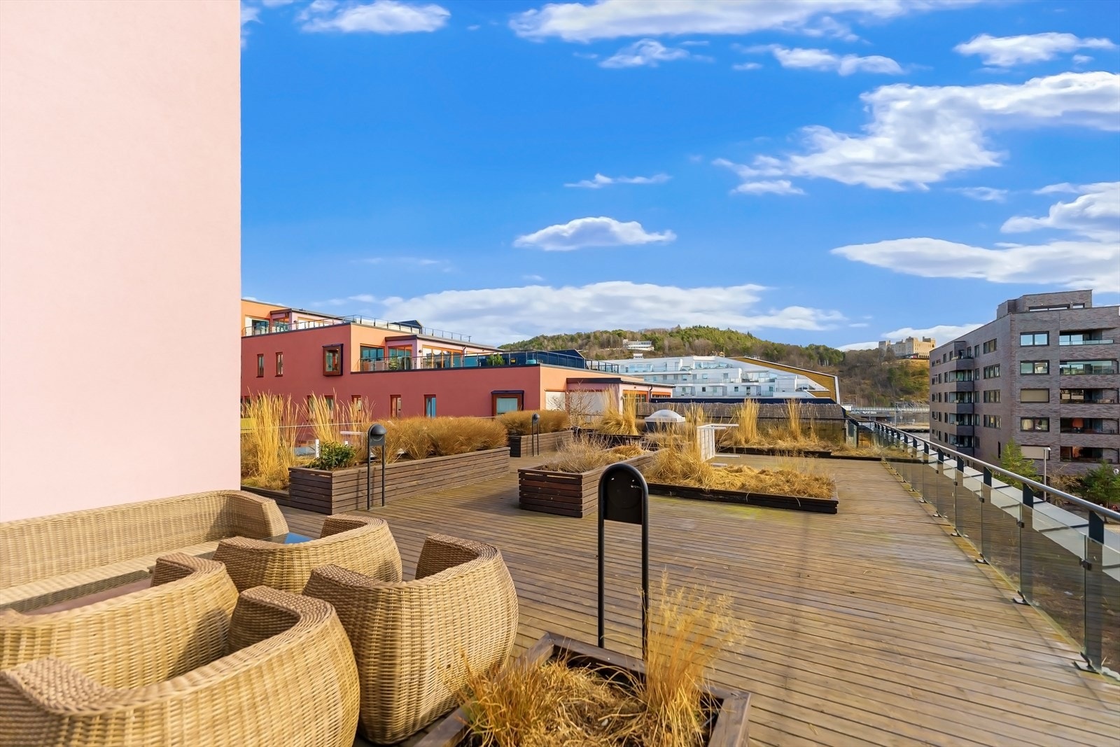 Terrassene har flere sittegrupper og beplantning. Galleribilde