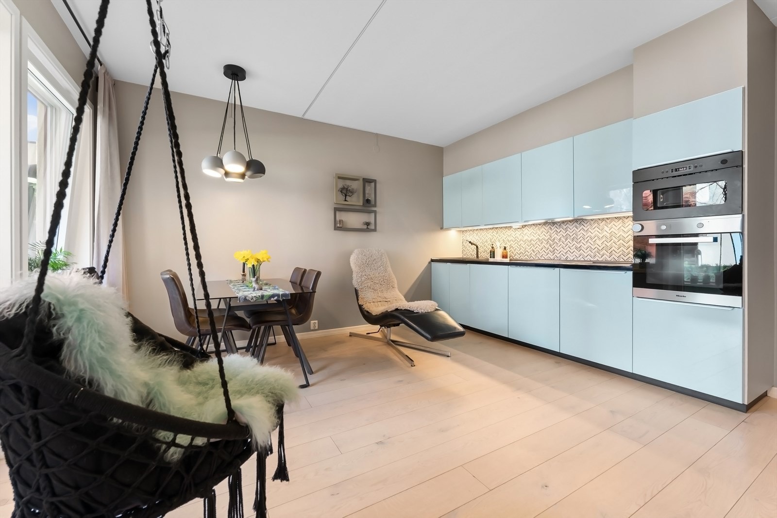 Moderne Ikea-kjøkken fra 2021. Kjøkkenet har glatte fronter, fliser på vegg over kjøkkenbenk og benkeplate i laminat. Galleribilde